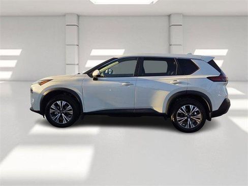 Used 2022 Nissan Rogue SV image 2