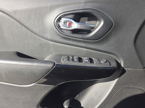 Used 2021 Jeep Cherokee Altitude image 25