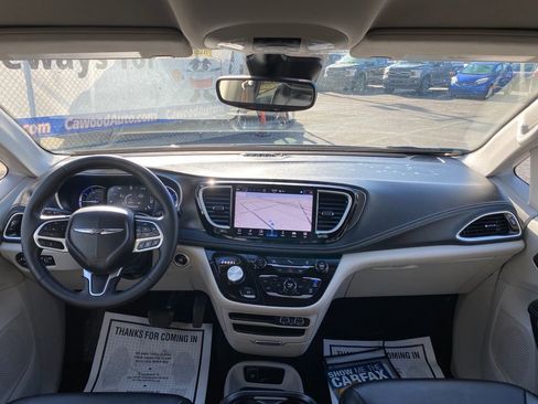 Used 2024 Chrysler Pacifica Select image 19