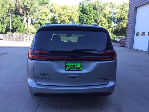 Used 2021 Chrysler Pacifica Limited w/ Uconnect Theater Family Group AWD/4WD image 4