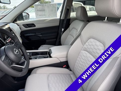 New 2025 Nissan Pathfinder SV image 5