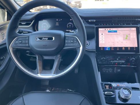 New 2025 Jeep Grand Cherokee Limited image 16