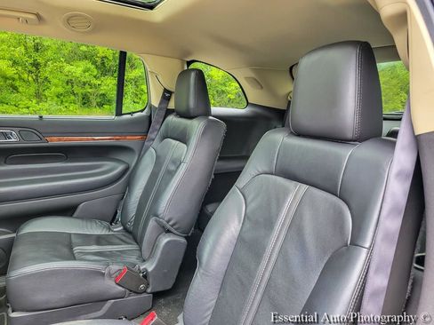 Used 2018 Lincoln MKT AWD image 11
