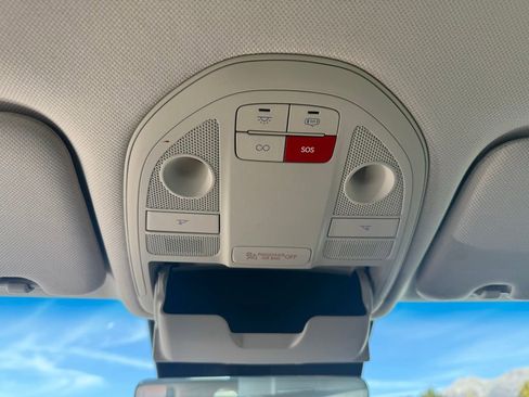 Used 2025 Genesis G70 2.5T image 25