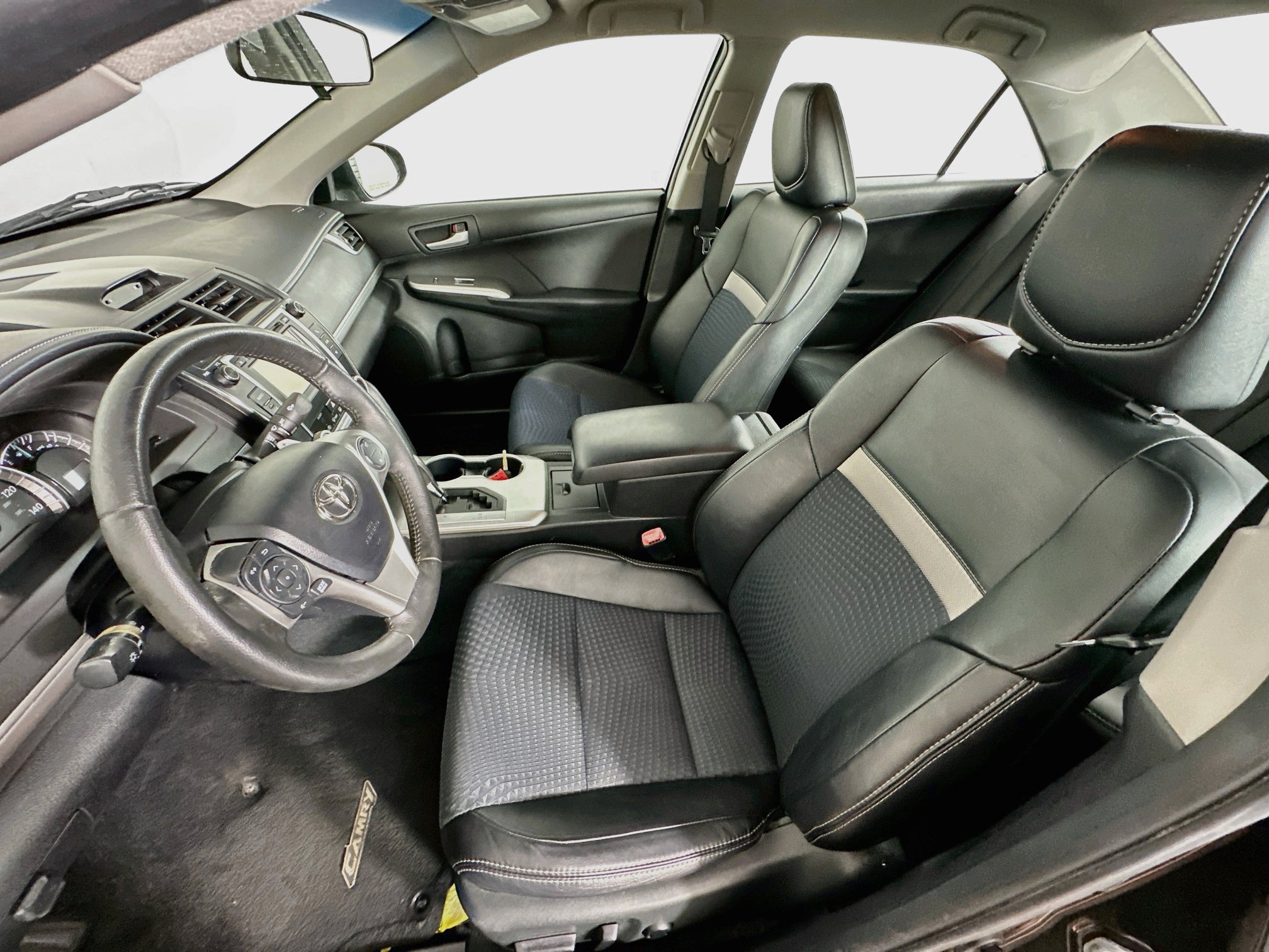 Used 2012 Toyota Camry SE FWD image 13