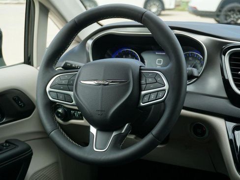 Used 2024 Chrysler Pacifica Touring-L FWD image 33