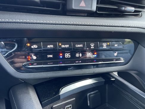 Used 2023 Buick Envision Essence image 12