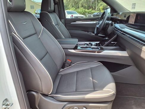 Used 2025 Cadillac Escalade ESV Premium Luxury RWD image 13