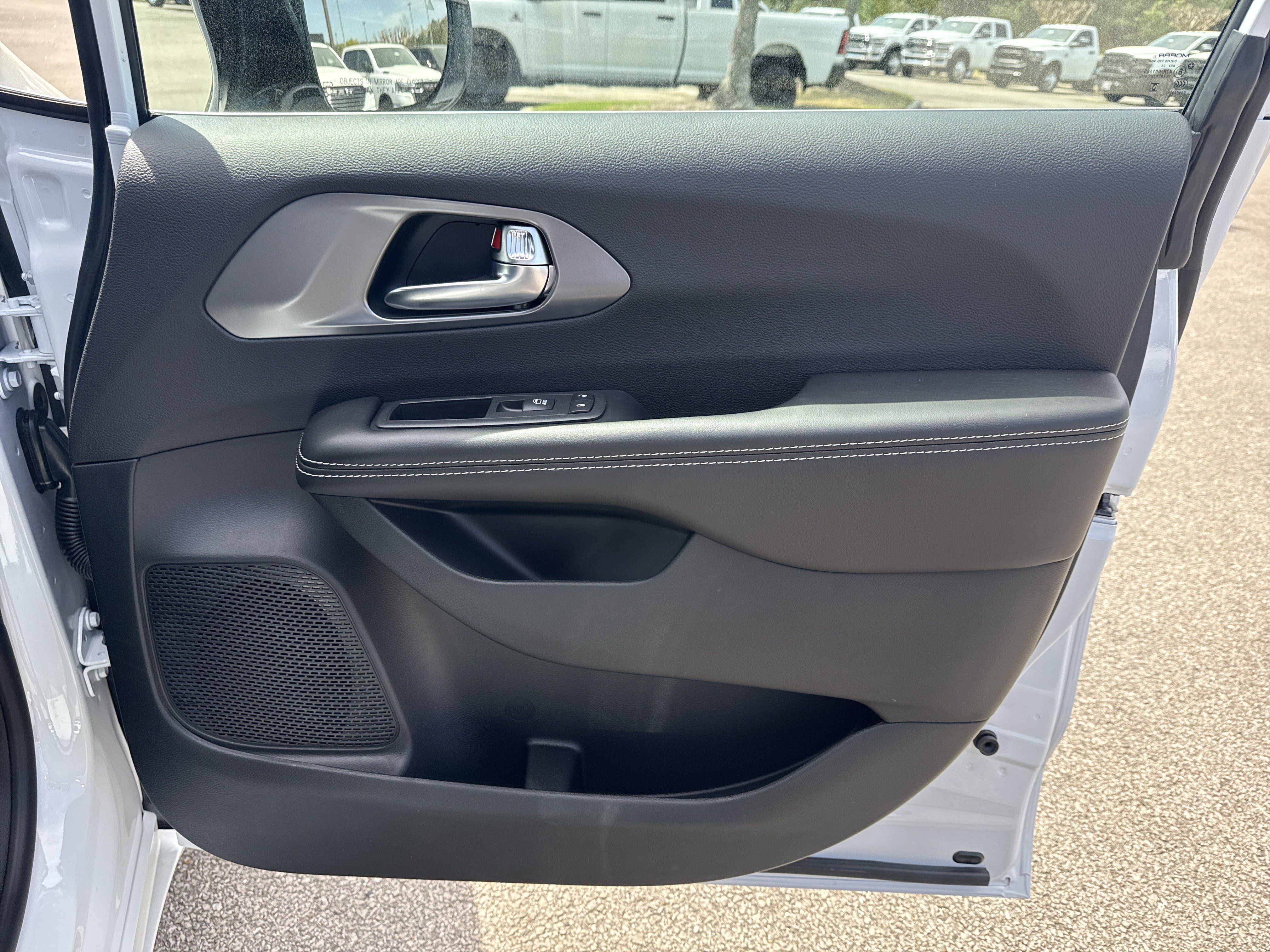 New 2026 Chrysler Pacifica Select FWD image 16