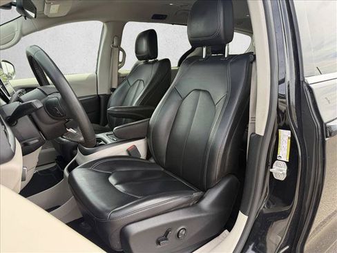 Used 2023 Chrysler Pacifica Touring-L FWD image 7
