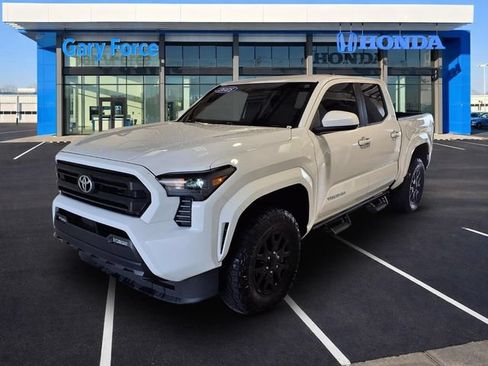 Used 2025 Toyota Tacoma SR5 AWD/4WD image 4