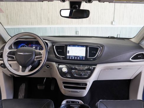 Used 2018 Chrysler Pacifica Limited FWD image 17