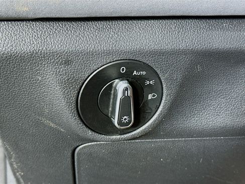 Used 2025 Volkswagen Jetta SE FWD image 17