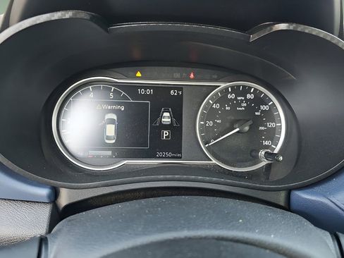 Used 2025 Nissan Versa SV image 9