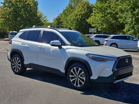 Used 2022 Toyota Corolla Cross XLE w/ Convenience Package image 5