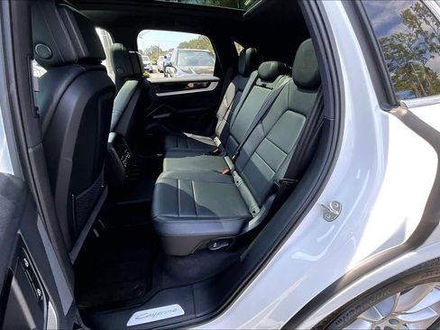 Used 2025 Porsche Cayenne AWD/4WD image 21