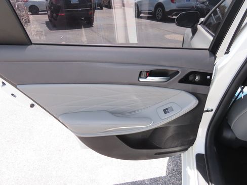 Used 2022 Toyota Avalon Limited w/ Advanced Safety Package FWD image 17