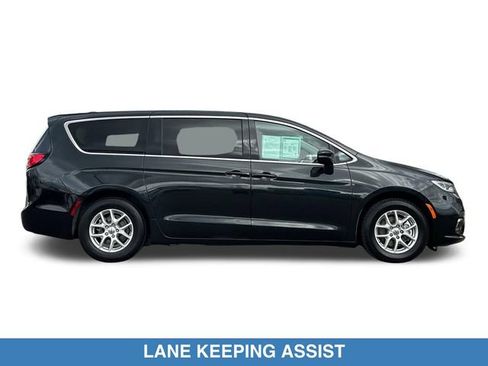 Used 2023 Chrysler Pacifica Touring-L FWD image 4