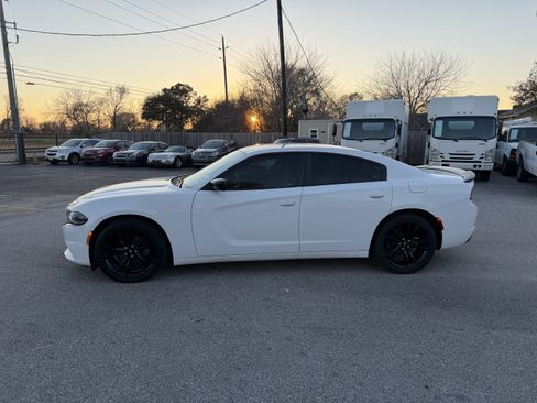 Used 2018 Dodge Charger SXT w/ Blacktop Package image 8