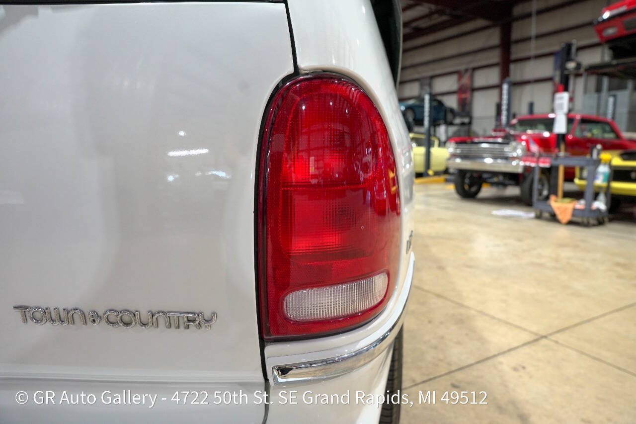 Used 1997 Chrysler Town & Country LXi FWD image 40