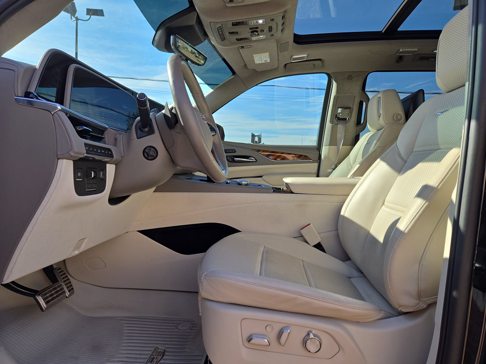 Used 2024 Cadillac Escalade Sport Platinum w/ LPO, Floor Liner Package AWD/4WD image 16