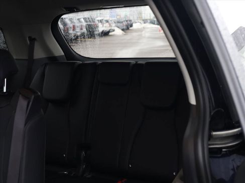 Used 2025 Kia Carnival EX image 23