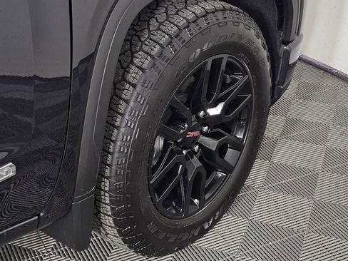 Used 2025 GMC Sierra 1500 Elevation image 9