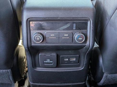 Used 2023 GMC Acadia SLT image 17