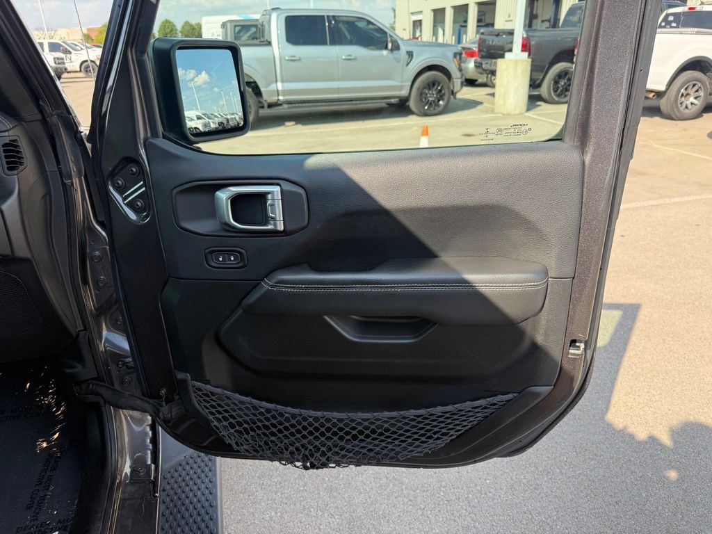 Used 2019 Jeep Wrangler Unlimited Sahara AWD/4WD image 18