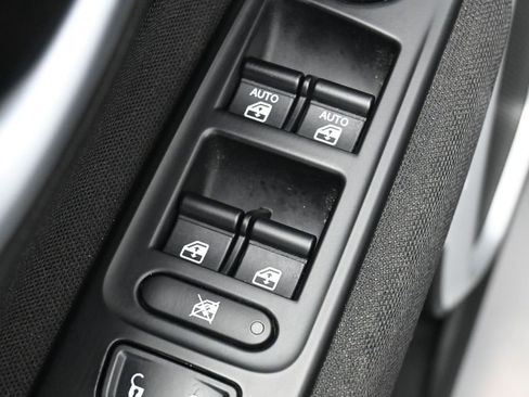 Used 2018 Jeep Renegade Latitude w/ Cold Weather Group image 12