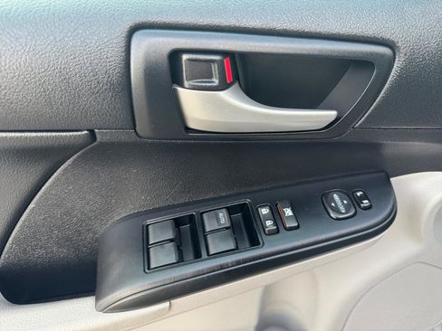 Used 2014 Toyota Camry LE image 17