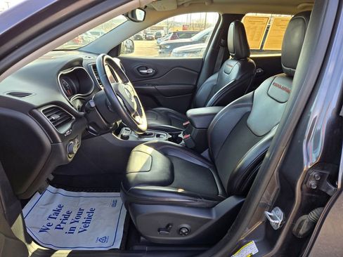 Used 2019 Jeep Cherokee Trailhawk w/ Cold Weather Group image 13