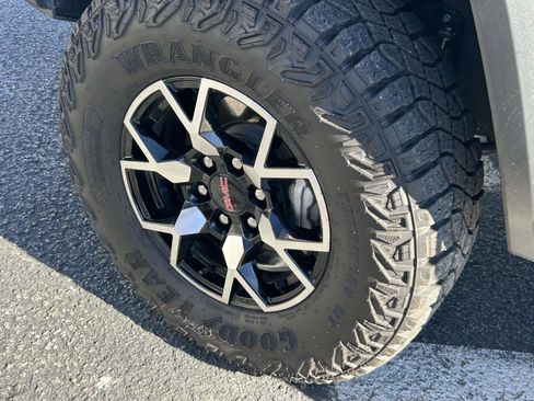 Used 2024 GMC Canyon AT4X image 9