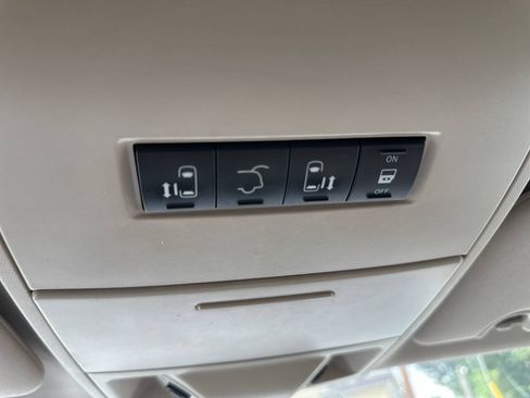 Used 2015 Chrysler Town & Country Touring-L w/ Driver Convenience Group FWD image 19