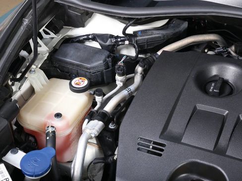 Used 2019 Toyota C-HR XLE image 9