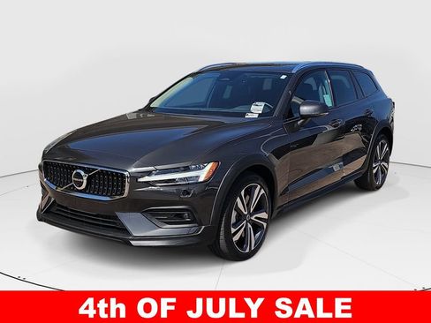 Used 2025 Volvo V60 B5 Cross Country Plus AWD/4WD image 7