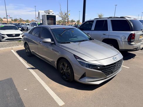 Used 2022 Hyundai Elantra SEL w/ Convenience Package FWD image 4