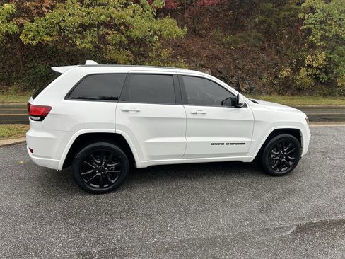 Used 2017 Jeep Grand Cherokee Altitude image 9