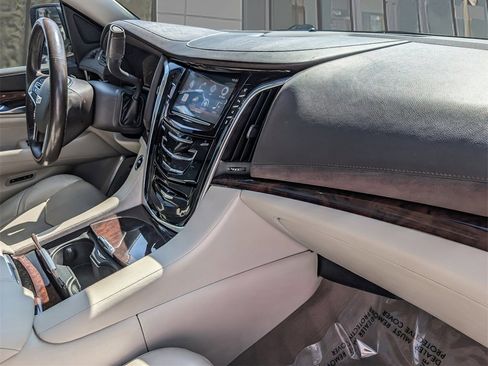 Used 2015 Cadillac Escalade Luxury image 26