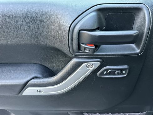 Used 2018 Jeep Wrangler Unlimited Sahara image 12