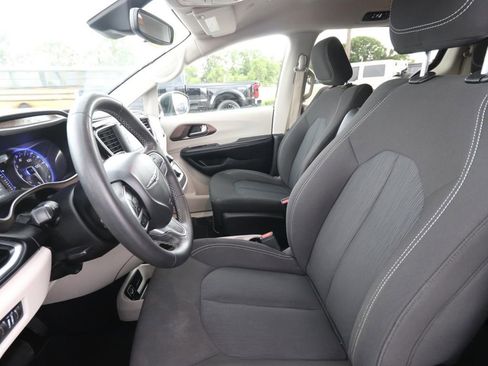 Used 2023 Chrysler Voyager LX FWD image 2