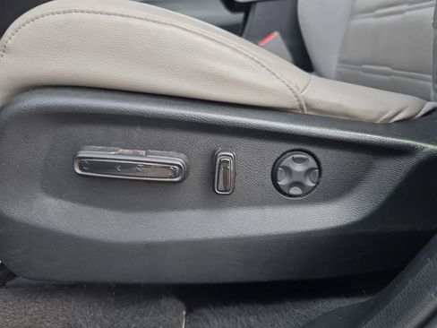 Used 2018 Honda CR-V Touring image 16