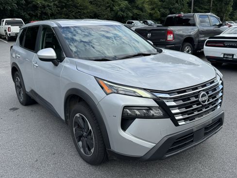 Used 2024 Nissan Rogue SV AWD/4WD image 3