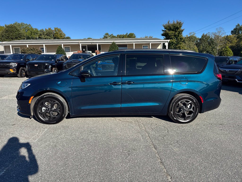 Used 2025 Chrysler Pacifica Premium FWD image 2