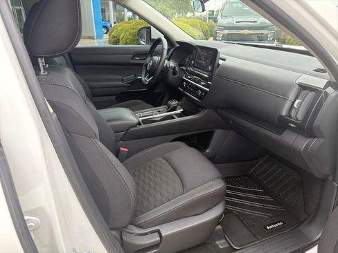Used 2024 Nissan Pathfinder SV FWD image 16