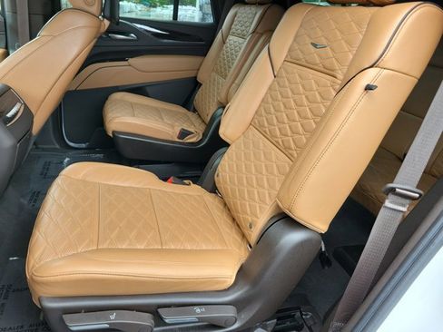 Used 2021 Cadillac Escalade Premium Luxury AWD/4WD image 13