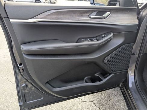 New 2026 Jeep Grand Cherokee Laredo image 9