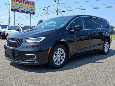 Certified 2024 Chrysler Pacifica Touring-L FWD image 3