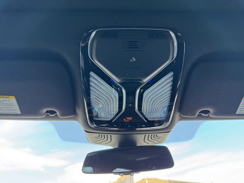 Used 2018 BMW 740i image 28