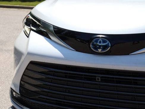 Used 2025 Toyota Sienna Platinum image 21